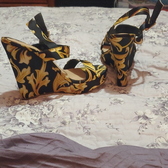 New gold and black leaf wedges - Picture 2 of 2